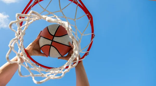 Kosárlabda repül át kosár játékosok kezében, másolás tér, célzás — Stock Fotó