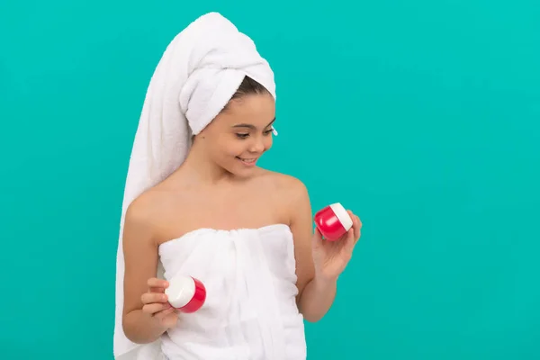 Präsentiert Kosmetikprodukt für Teenager. Kinder verwenden Gesichtscreme. glückliches Mädchen wählen Haarmaske. — Stockfoto