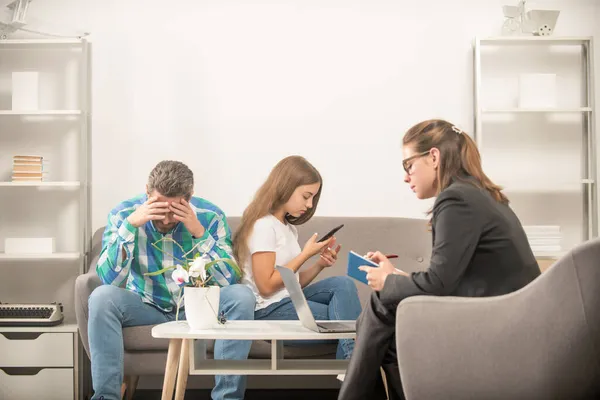 Psicólogo dar terapia familiar para papá y teléfono adicta hija niña, relación — Foto de Stock