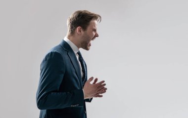 Bağırıp çağırıyorlar. Öfkeli işadamı çığlığı gri arka plan. Çığlık atan adam kenara çekil.