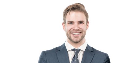 Beyaz fotokopi alanında izole edilmiş resmi kıyafetle gülümseyen mutlu adamın portresi.