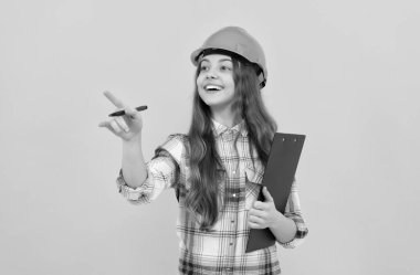 Doğum günün kutlu olsun. Gelecekteki kariyerim. Kasklı genç kız notlar alıyor. İnşaatçı çocuk klasöre yazıyor..