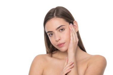 Cilt güzelliği. pürüzsüz ve yumuşak kadın teni. Kadın yüzüne dokunuyor. Çıplak omuzlu genç kız..