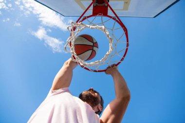 Basketbol topunu ellerinle potaya sokup kazanıyor.