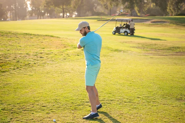 Teljes hosszúságú portré golfozó sapkában golfütővel. Az emberek életstílusa. férfi játszik játék — Stock Fotó