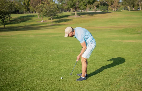 Chlap hraje golf na zelené trávě, léto — Stock fotografie