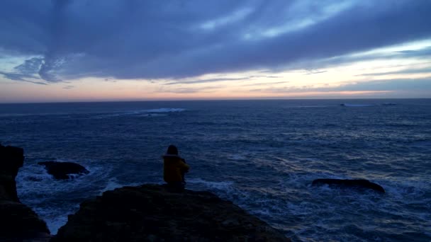 Langsame Bewegungen der Frau auf See oder Ozean mit dramatischem Sonnenuntergang Himmel, Zeitfluss — Stockvideo