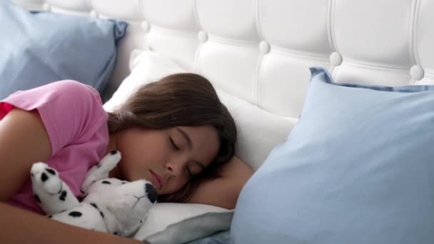 Niña pequeña durmiendo en la cama abrazando juguete, hora de acostarse — Vídeos de Stock