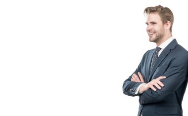 Profesyonel güven. Kendine güvenen profesyonel bir adam. Mutlu iş adamı kollarını kavuşturur