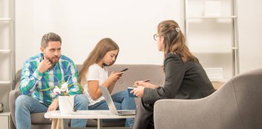 Telefon bağımlısı bir çocuk ve babası psikolog problemi çözüyor, ilişki kuruyor.