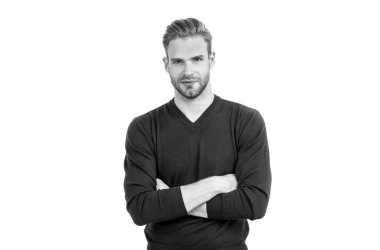 Kendine güveni olan adam, sıradan moda kazağı giyer. Kollarını çapraz tutarak beyaz, kendine güvenen.