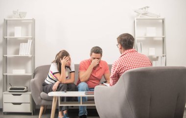 Psikologda ilişki sorunları olan aile çifti, terapi.