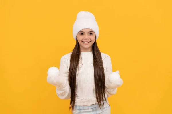 Χειμερινή μόδα. Καλά χριστούγεννα. Ευτυχισμένο το νέο έτος. χαρούμενο παιδί με χειμωνιάτικο καπέλο και γάντια. — Φωτογραφία Αρχείου