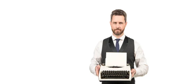 Muž psal na klasický psací stroj. Podnikatel s retro psacím strojem. autor písma izolovaný na bílém — Stock fotografie