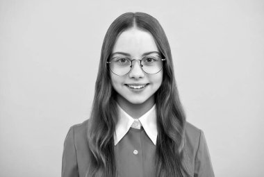 Ergen kız. Gözlüklü mutlu kız çocuğu sarı arka plan. Kız eğitimi