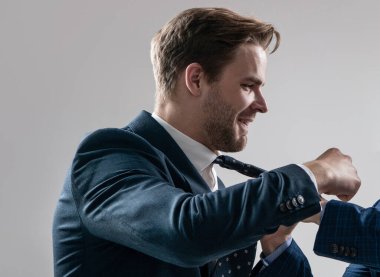 Karşılık olarak yumruk atıldı. Profesyonel erkek yumruğu kravat tarafından çekiliyor. İşyeri şiddeti