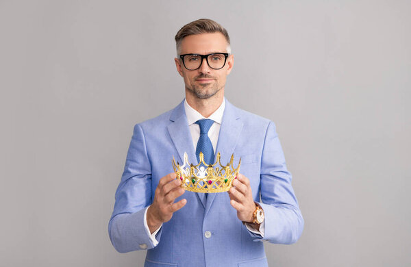 высокомерие и эгоизм. выражая самодовольство. уверенный в себе бизнесмен