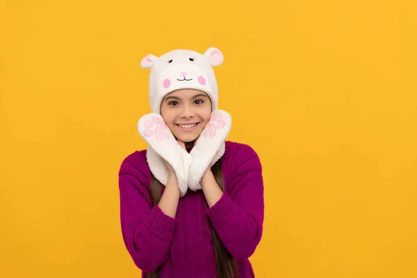 Kinderen winter mode en schoonheid. Tienermeisje in gebreide kleding. uitdrukken van positieve emotie. — Stockfoto