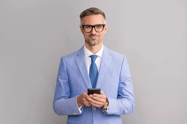 Leende man bloggare använda smartphone. professionell ceo arbetar online. typning och textning. — Stockfoto