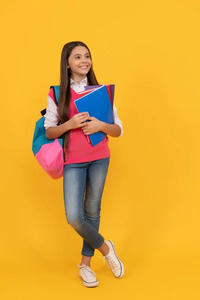 Entre y la juventud. asignatura de aprendizaje. joven feliz adolescente chica llevar mochila. — Foto de Stock