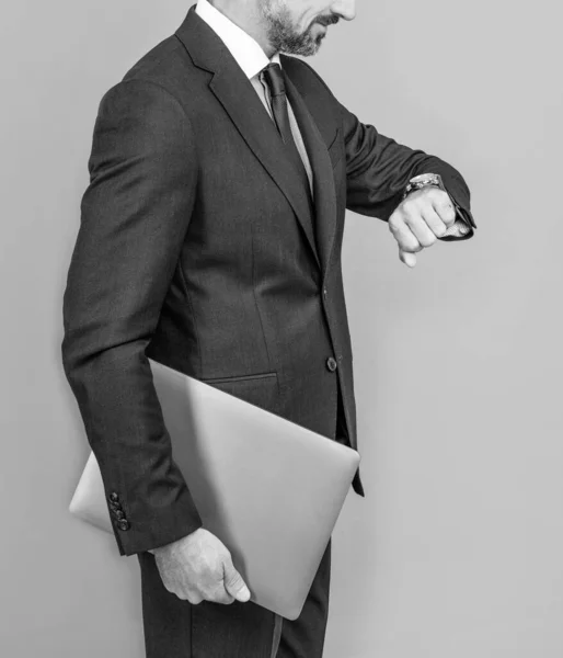 スーツ姿のビジネスマンがノートパソコンのチェック時間時間管理 — ストック写真