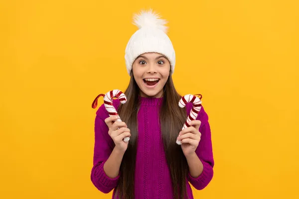 Κατάπληκτος έφηβος κορίτσι φορούν καπέλο κρατήσει καραμέλα ραβδί, Χριστούγεννα — Φωτογραφία Αρχείου
