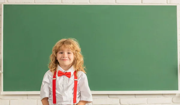 De vuelta a la escuela. Día del conocimiento. concepto de educación. nerd niño con el pelo largo en pizarra. — Foto de Stock