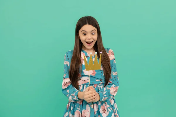 Überraschte Mädchen Kind Blick auf Standkrone auf Stock blauen Hintergrund, Überraschung — Stockfoto