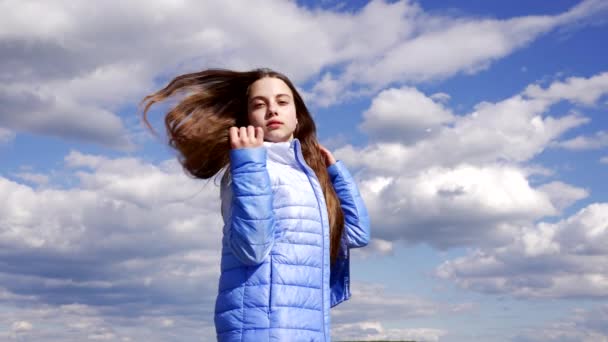 Heureux adolescent dans automne veste posant sur ciel fond, gratuit — Video