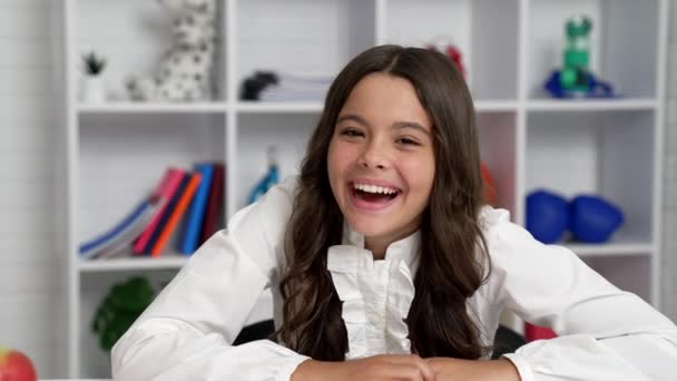 Fuld af lykke teenager pige griner på sjov joke i klasseværelset, spøg – Stock-video
