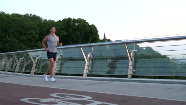 Енергійний спортсмен біжить на відкритому повітрі, марафон — стокове відео