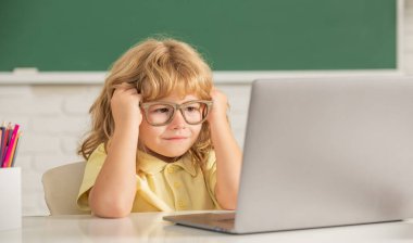 Bilgi günü. Online eğitim kavramı. Dizüstü bilgisayarlı gözlüklü inek çocuk. Eylül 1