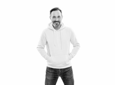 Kapüşonlu bıyıklı, sakallı, mutlu, olgun bir adam.