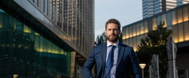 Kendine güvenen sakallı patron. Resmi giyimli karizmatik iş adamı. iş başarısı.