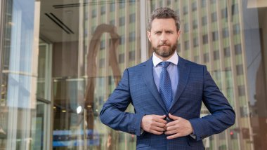 Ofis dışında takım elbiseli, kendine güvenen yakışıklı girişimci.