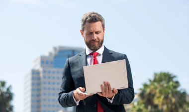 Blog yazmak için dizüstü bilgisayar kullanmakla meşgul. Sosyal ağ ve web günlüğü.