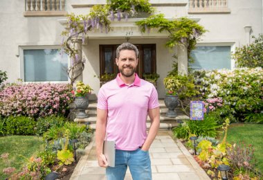 Gülümseyen sakallı adam internet üzerinden ev satıyor veya kiralıyor, ev sahipleri sigortası