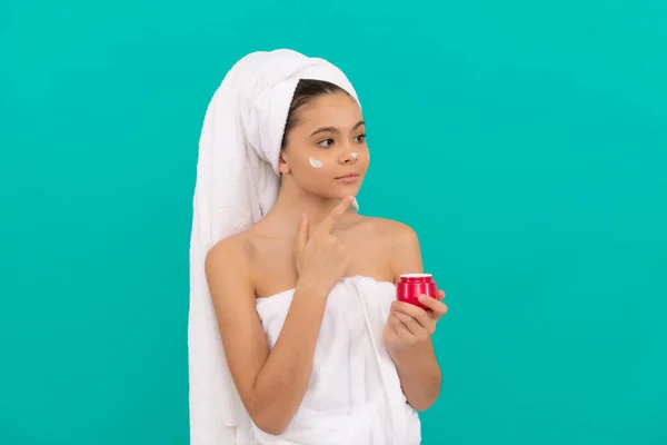 年轻少女在浴塔应用体表化妆品，皮肤健康 — 图库照片