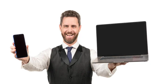 Felice uomo che presenta laptop e smartphone isolati su sfondo bianco, la vita moderna — Foto Stock