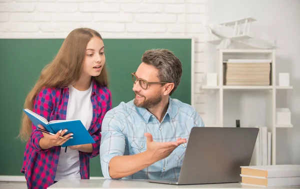 Zvědavý dospívající dívka a učitel muž na střední škole se sešit a PC na tabuli, rodičovství — Stock fotografie