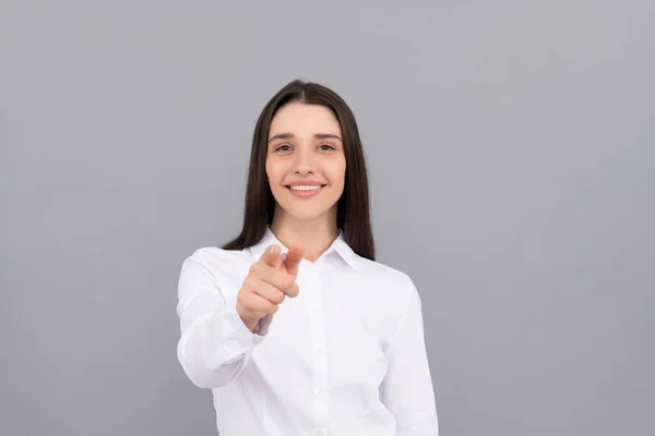 Leende affärsmässig kvinna i vit skjorta pekar finger på grå bakgrund, ceo — Stockfoto