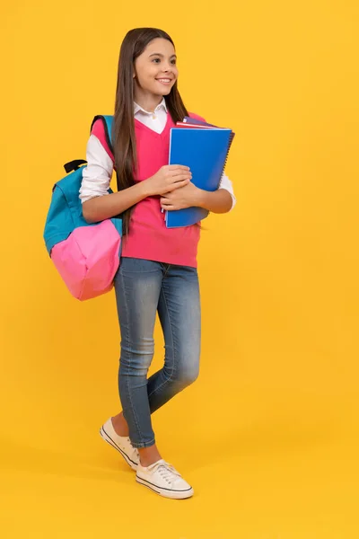 Educación. entre y la juventud. asignatura de aprendizaje. feliz adolescente chica llevar mochila. — Foto de Stock