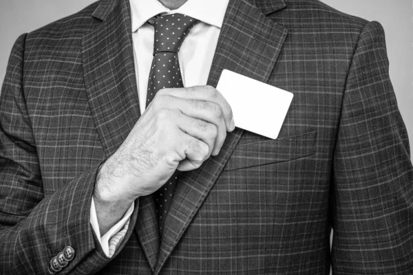 Scheda per la presentazione di informazioni di contatto in formalwear mano maschile vista ritagliata, business, spazio copia — Foto Stock