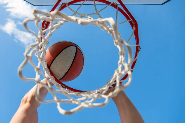 Basketbol topunu ellerinle potaya sokup... — Stok fotoğraf