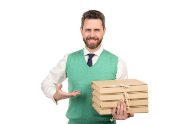 Mutlu iş adamı klasör yığınını tutar. Bir sürü iş. Güvenlik iş uzmanlığı. Başarılı adam