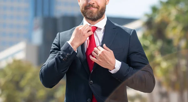 Uomo d'affari ritagliato in abbigliamento formale. successo commerciale. uomo di successo in abito da lavoro. — Foto Stock