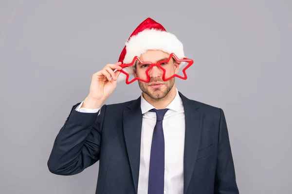 Jól szórakozunk. Boldog új évet! Boldog karácsonyt! öltönyös üzletember és télapó kalap. — Stock Fotó