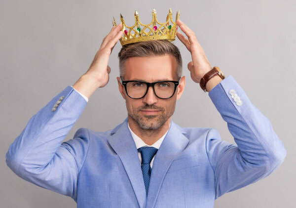 Гризли парень носит корону короля на сером фоне, успех