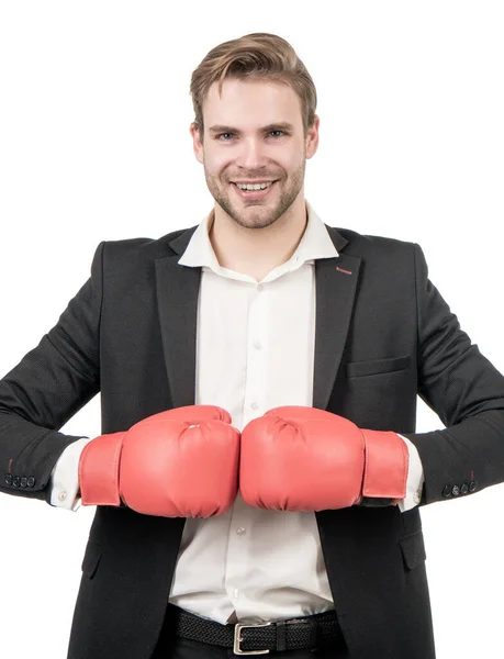 Harcolj tovább a jó ügyért. A boldog üzletember összetartja a bokszkesztyűt. Férfi bokszoló öltönyben — Stock Fotó