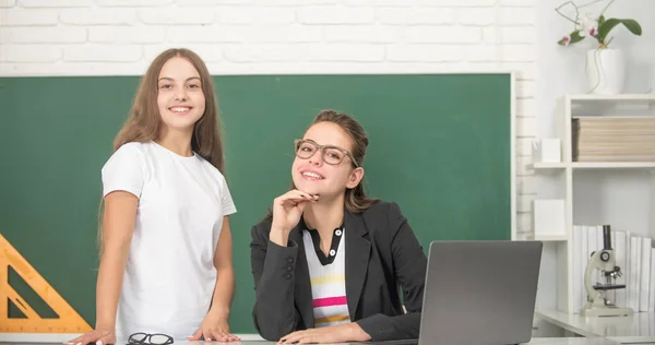 Mamma och dotter använder dator. Tillbaka till skolan. barnuppfostran online. — Stockfoto